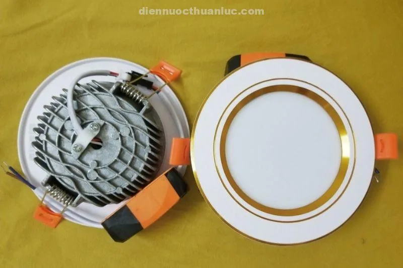 Đèn âm trần 7W viền vàng ánh sáng trắng OMISUN thiết kế sang trọng