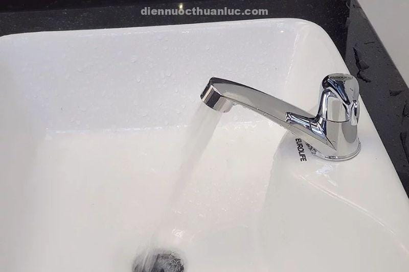 anh-thuc-te-voi-lavabo-cao-ma-chrome-tay-muong-la03-eurolife-1 Ảnh thực tế vòi Lavabo cao mạ Chrome tay muỗng LA03 Eurolife
