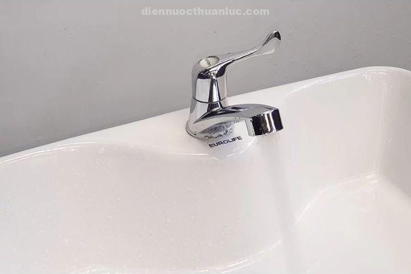 anh-thuc-te-voi-lavabo-cao-ma-chrome-tay-muong-la03-eurolife-2 vòi Lavabo cao mạ Chrome tay muỗng LA03 Eurolife được lắp đặt thực tế