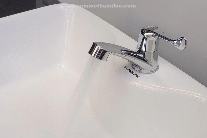 anh-thuc-te-voi-lavabo-cao-ma-chrome-tay-muong-la03-eurolife-3 Thực tế lắp đặt vòi Lavabo cao mạ Chrome tay muỗng LA03 Eurolife