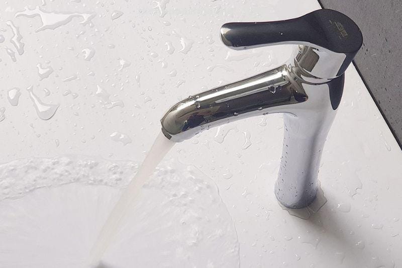 anh-thuc-te-voi-lavabo-nong-lanh-cao-30cm-el-d19-eurolife-2 Ảnh lắp đặt thực tế vòi Lavabo nóng lạnh cao 30cm EL-D19 Eurolife