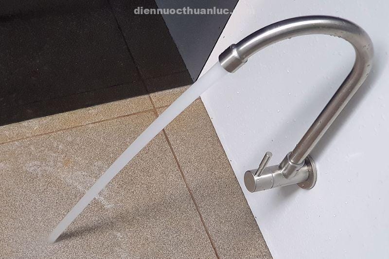 anh-thuc-te-voi-rua-chen-lanh-am-tuong-inox-304-el-rc08-eurolife Vòi rửa chén lạnh âm tường Inox 304 EL-RC08 Eurolife lắp đặt thực tế