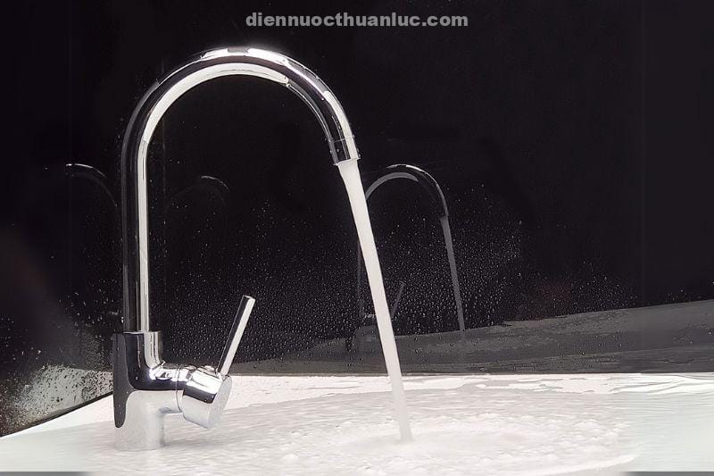 anh-thuc-te-voi-rua-chen-nong-lanh-can-xoay-360-do-el-km01-eurolife-2 Ảnh thực tế vòi rửa chén nóng lạnh cần xoay 360 độ EL-KM01 Eurolife