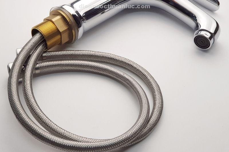 day-cap-voi-lavabo-nong-lanh-el-iris-02-eurolife-khi-da-noi-voi-than-ong Dây cấp vòi Lavabo nóng lạnh EL-IRIS 02 Eurolife