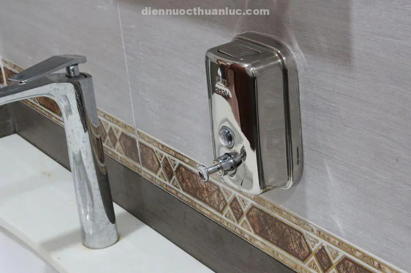 Thực tực lắp đặt bình xịt nước rửa tay Inox SUS 304 treo tường EL-BX26 Eurolife