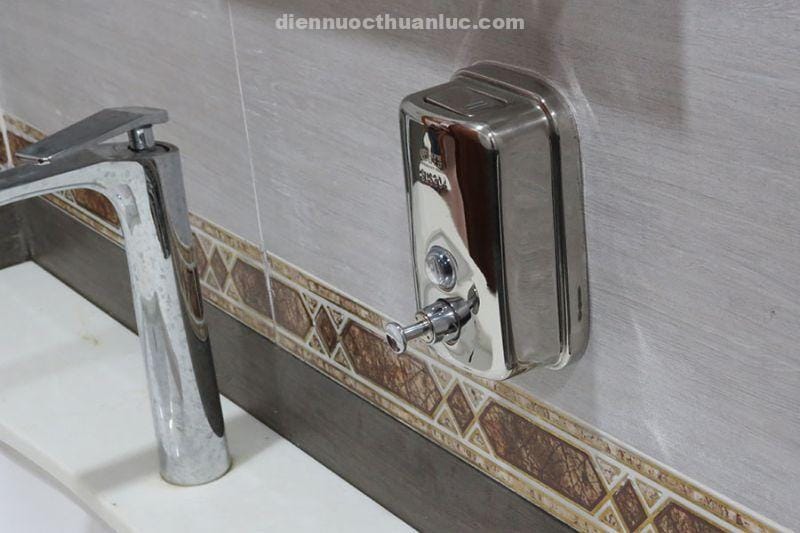 thuc-te-lap-dat-binh-xit-nuoc-rua-tay-inox-el-bx26-eurolife Thực tực lắp đặt bình xịt nước rửa tay Inox SUS 304 treo tường EL-BX26 Eurolife