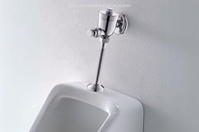 thuc-te-lap-dat-voi-nhan-xa-tieu-nam-el-xt130-eurolife Ảnh thực tế vòi nhấn xả tiểu nam EL-XT130 Eurolife