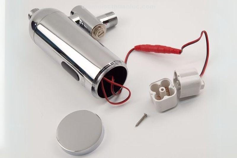 voi-xa-tieu-nam-cam-ung-el-a105-eurolife-su-dung-pin-tieu-AAA-de-dang-lap-dat Vòi xả tiểu nam cảm ứng EL-A105 Eurolife sử dụng pin tiểu AAA dễ dàng lắp đặt và thay thế